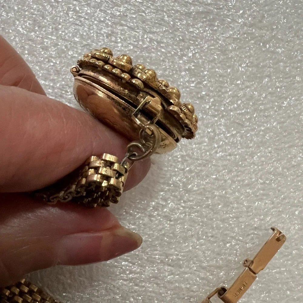 Lisner Rare Gold plated Locket Necklace Antique design in both sides - Picture 8 of 14